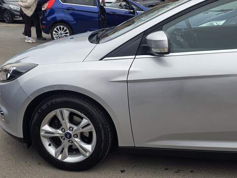 Ford Focus 1.6 Zetec Hatchback 5dr Petrol Powershift Euro 5 (125 ps) - U2147