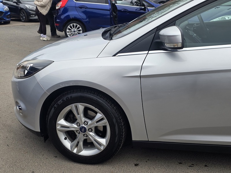 Ford Focus 1.6 Zetec Hatchback 5dr Petrol Powershift Euro 5 (125 ps) - U2147