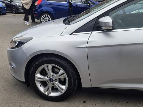 Ford Focus 1.6 Zetec Hatchback 5dr Petrol Powershift Euro 5 (125 ps) - U2147