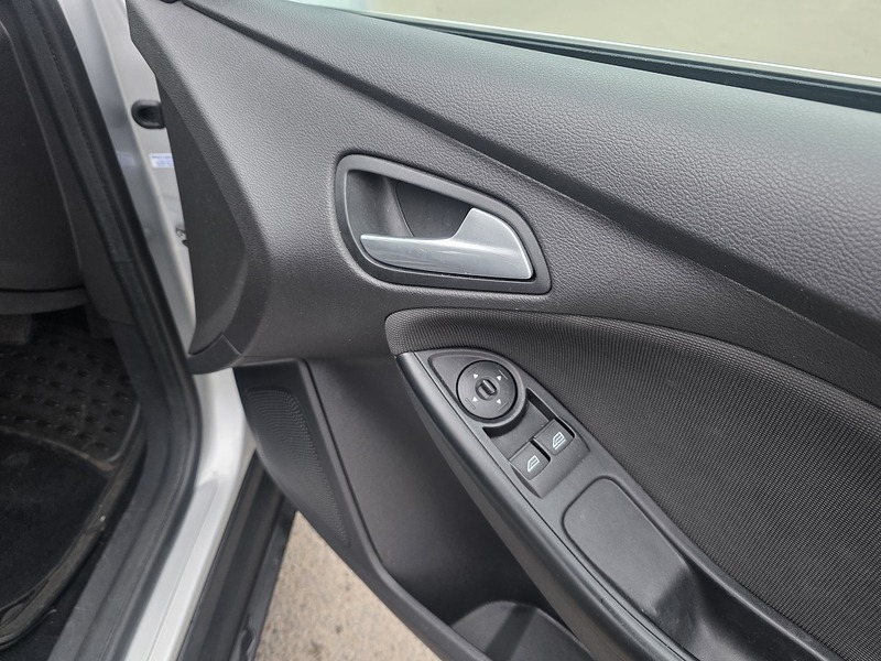 Ford Focus 1.6 Zetec Hatchback 5dr Petrol Powershift Euro 5 (125 ps) - U2147