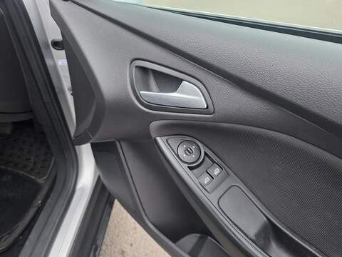 Ford Focus 1.6 Zetec Hatchback 5dr Petrol Powershift Euro 5 (125 ps) - U2147