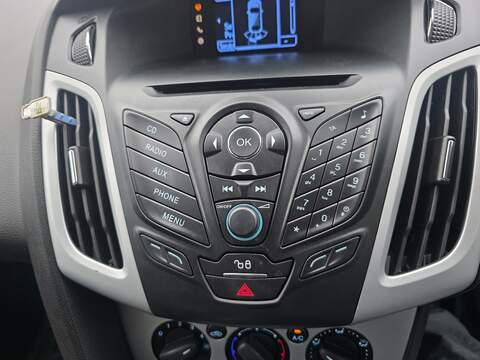 Ford Focus 1.6 Zetec Hatchback 5dr Petrol Powershift Euro 5 (125 ps) - U2147