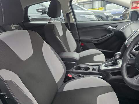 Ford Focus 1.6 Zetec Hatchback 5dr Petrol Powershift Euro 5 (125 ps) - U2147