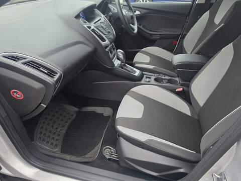 Ford Focus 1.6 Zetec Hatchback 5dr Petrol Powershift Euro 5 (125 ps) - U2147