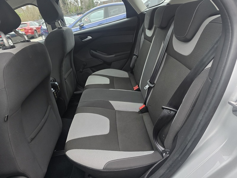 Ford Focus 1.6 Zetec Hatchback 5dr Petrol Powershift Euro 5 (125 ps) - U2147