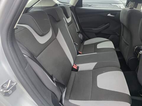 Ford Focus 1.6 Zetec Hatchback 5dr Petrol Powershift Euro 5 (125 ps) - U2147