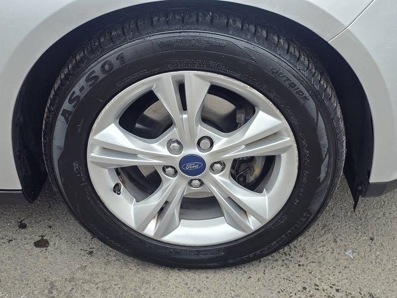 Ford Focus 1.6 Zetec Hatchback 5dr Petrol Powershift Euro 5 (125 ps) - U2147