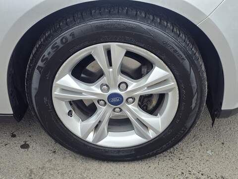 Ford Focus 1.6 Zetec Hatchback 5dr Petrol Powershift Euro 5 (125 ps) - U2147