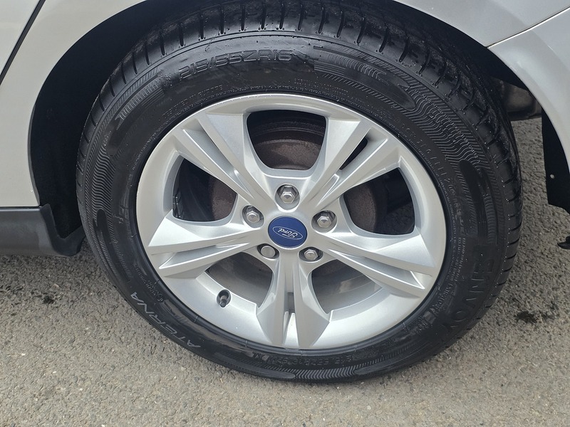 Ford Focus 1.6 Zetec Hatchback 5dr Petrol Powershift Euro 5 (125 ps) - U2147