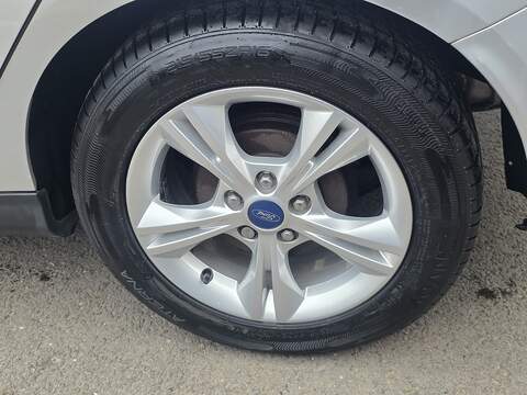 Ford Focus 1.6 Zetec Hatchback 5dr Petrol Powershift Euro 5 (125 ps) - U2147