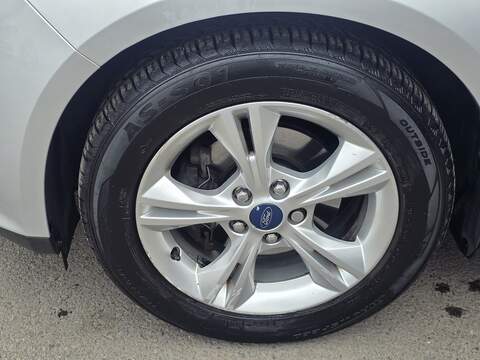 Ford Focus 1.6 Zetec Hatchback 5dr Petrol Powershift Euro 5 (125 ps) - U2147