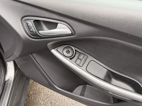 Ford Focus 1.0T EcoBoost Zetec Edition Hatchback 5dr Petrol Auto Euro 6 (s/s) (125 ps) - U2178