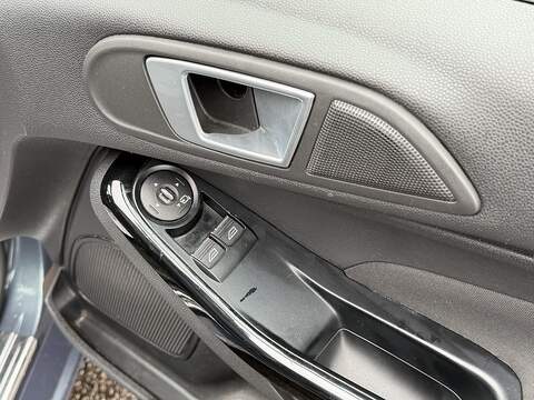 Ford Fiesta 1.0T EcoBoost Titanium Hatchback 5dr Petrol Powershift Euro 5 (100 ps) - U2215