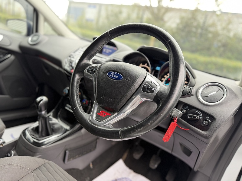 Ford Fiesta 1.0T EcoBoost Titanium Hatchback 3dr Petrol Manual Euro 5 (s/s) (100 ps) - U2219