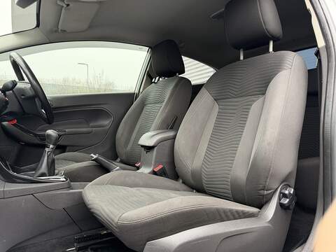 Ford Fiesta 1.0T EcoBoost Titanium Hatchback 3dr Petrol Manual Euro 5 (s/s) (100 ps) - U2219