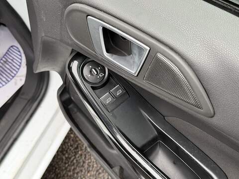 Ford Fiesta 1.0T EcoBoost Titanium Hatchback 3dr Petrol Manual Euro 5 (s/s) (100 ps) - U2219