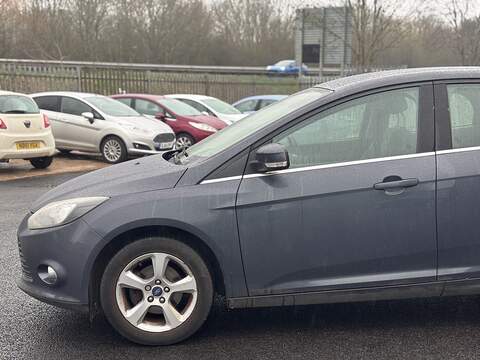 Ford Focus 1.6 Zetec Navigator Hatchback 5dr Petrol Manual Euro 5 (105 ps) - U2243