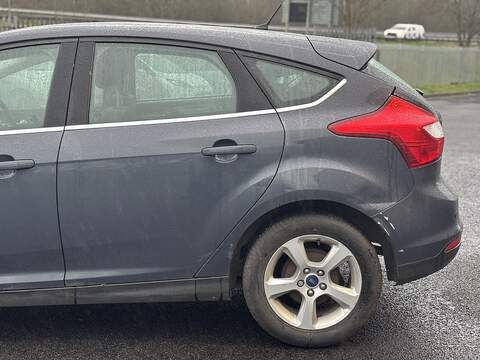 Ford Focus 1.6 Zetec Navigator Hatchback 5dr Petrol Manual Euro 5 (105 ps) - U2243
