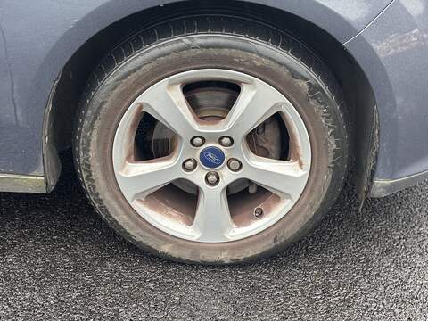 Ford Focus 1.6 Zetec Navigator Hatchback 5dr Petrol Manual Euro 5 (105 ps) - U2243