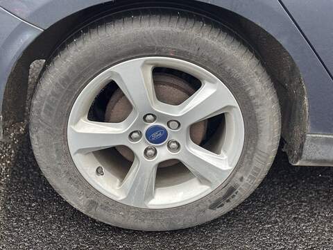 Ford Focus 1.6 Zetec Navigator Hatchback 5dr Petrol Manual Euro 5 (105 ps) - U2243