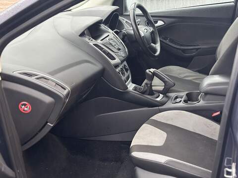 Ford Focus 1.6 Zetec Navigator Hatchback 5dr Petrol Manual Euro 5 (105 ps) - U2243
