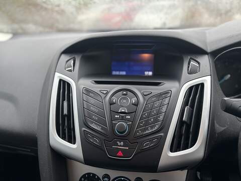 Ford Focus 1.6 Zetec Navigator Hatchback 5dr Petrol Manual Euro 5 (105 ps) - U2243