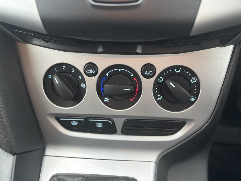 Ford Focus 1.6 Zetec Navigator Hatchback 5dr Petrol Manual Euro 5 (105 ps) - U2243