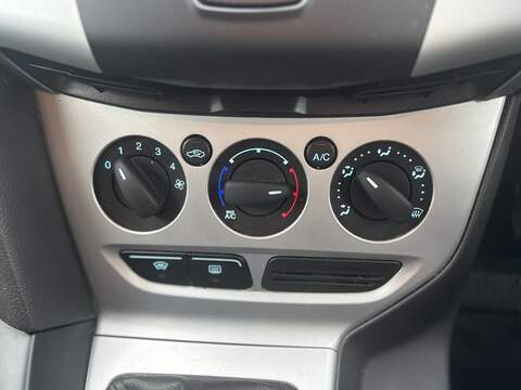 Ford Focus 1.6 Zetec Navigator Hatchback 5dr Petrol Manual Euro 5 (105 ps) - U2243