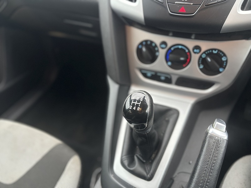 Ford Focus 1.6 Zetec Navigator Hatchback 5dr Petrol Manual Euro 5 (105 ps) - U2243