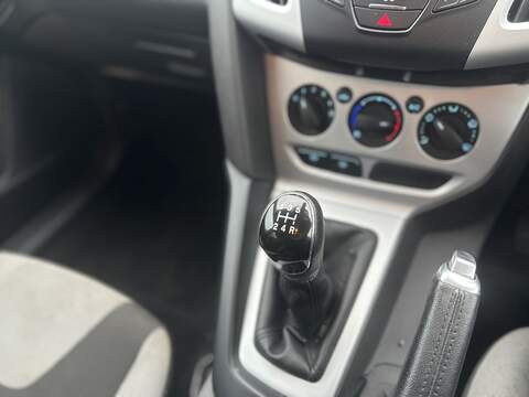 Ford Focus 1.6 Zetec Navigator Hatchback 5dr Petrol Manual Euro 5 (105 ps) - U2243