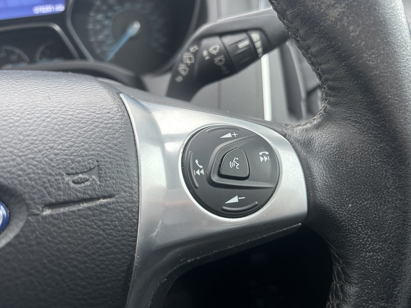 Ford Focus 1.6 Zetec Navigator Hatchback 5dr Petrol Manual Euro 5 (105 ps) - U2243