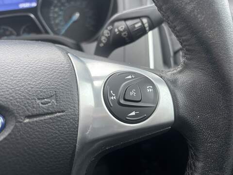 Ford Focus 1.6 Zetec Navigator Hatchback 5dr Petrol Manual Euro 5 (105 ps) - U2243