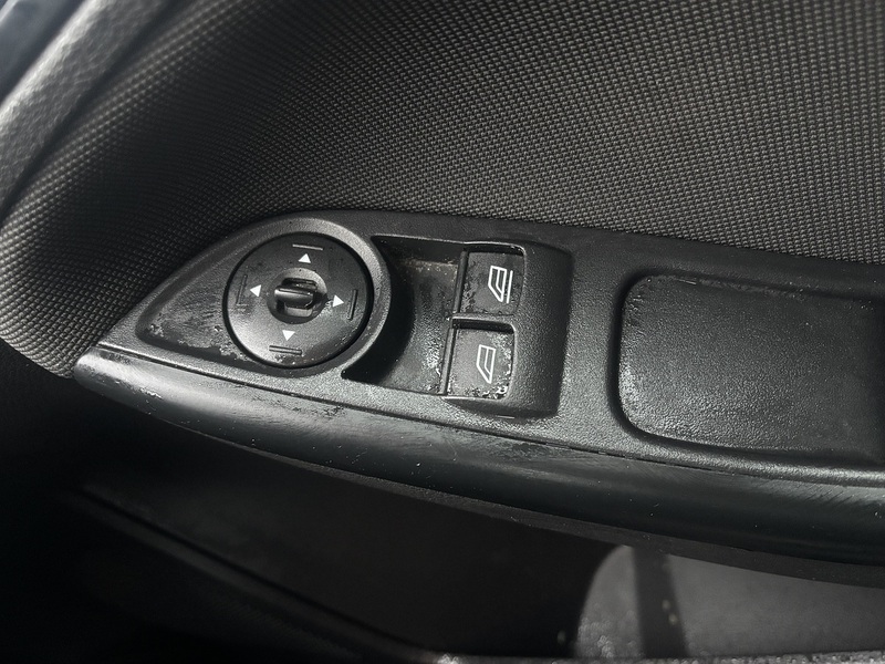 Ford Focus 1.6 Zetec Navigator Hatchback 5dr Petrol Manual Euro 5 (105 ps) - U2243