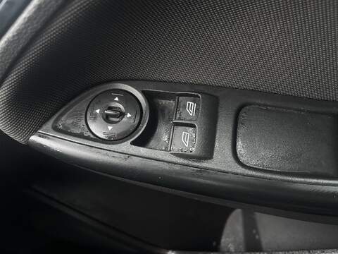 Ford Focus 1.6 Zetec Navigator Hatchback 5dr Petrol Manual Euro 5 (105 ps) - U2243