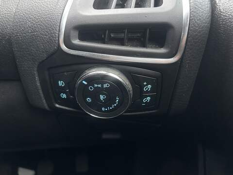 Ford Focus 1.6 Zetec Navigator Hatchback 5dr Petrol Manual Euro 5 (105 ps) - U2243