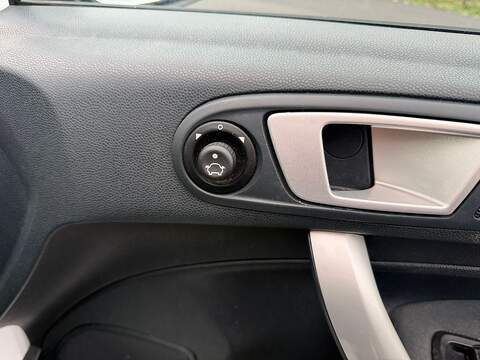 Ford Fiesta 1.25 Zetec Hatchback 3dr Petrol Manual (129 g/km, 81 bhp) - U2252