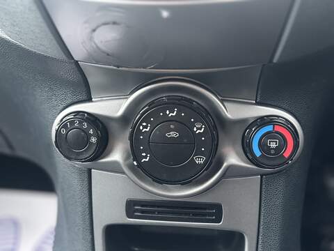 Ford Fiesta 1.25 Style Hatchback 5dr Petrol Manual (128 g/km, 59 bhp) - U2263