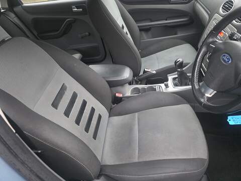 Ford Focus 1.6 Zetec Hatchback 5dr Petrol Manual (161 g/km, 99 bhp) - U2309