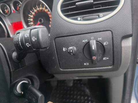 Ford Focus 1.6 Zetec Hatchback 5dr Petrol Manual (161 g/km, 99 bhp) - U2309