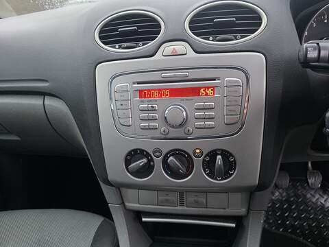 Ford Focus 1.6 Zetec Hatchback 5dr Petrol Manual (161 g/km, 99 bhp) - U2309