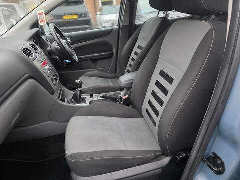 Ford Focus 1.6 Zetec Hatchback 5dr Petrol Manual (161 g/km, 99 bhp) - U2309