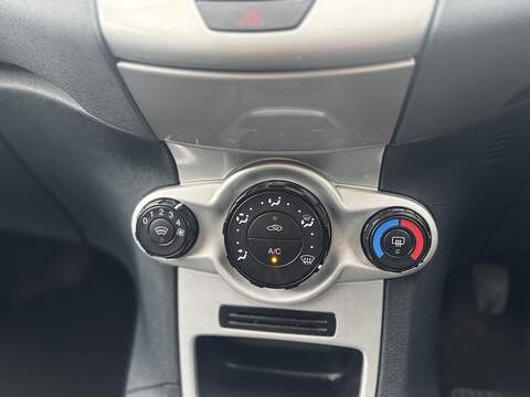 Ford Fiesta 1.4 Zetec Hatchback 5dr Petrol Manual (133 g/km, 94 bhp) - U2311