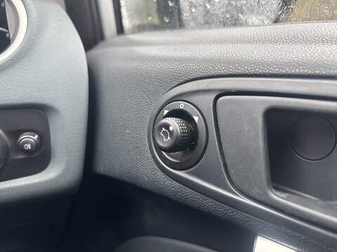 Ford Fiesta 1.4 Zetec Hatchback 5dr Petrol Manual (133 g/km, 94 bhp) - U2311