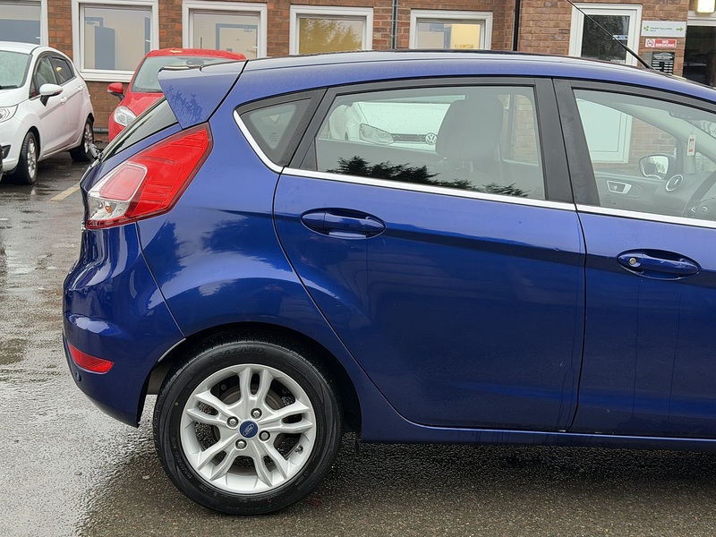 Ford Fiesta 1.0T EcoBoost Zetec Hatchback 5dr Petrol Powershift Euro 5 (100 ps) - U2312