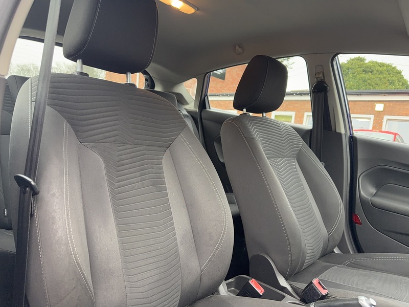 Ford Fiesta 1.0T EcoBoost Zetec Hatchback 5dr Petrol Powershift Euro 5 (100 ps) - U2312
