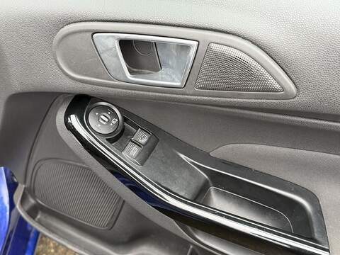 Ford Fiesta 1.0T EcoBoost Zetec Hatchback 5dr Petrol Powershift Euro 5 (100 ps) - U2312