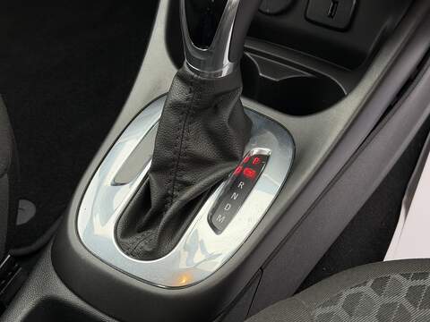 Vauxhall Corsa 1.4i ecoTEC Design Hatchback 5dr Petrol Easytronic Euro 6 (s/s) (90 ps) - U2335