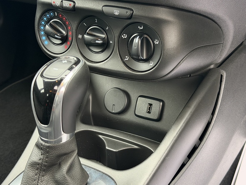 Vauxhall Corsa 1.4i ecoTEC Design Hatchback 5dr Petrol Easytronic Euro 6 (s/s) (90 ps) - U2335