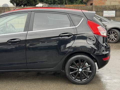 Ford Fiesta 1.0T EcoBoost Titanium Hatchback 5dr Petrol Powershift Euro 6 (100 ps) - U2336