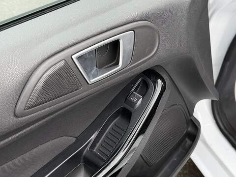 Ford Fiesta 1.0T EcoBoost Zetec Hatchback 5dr Petrol Powershift Euro 6 (100 ps) - U2345